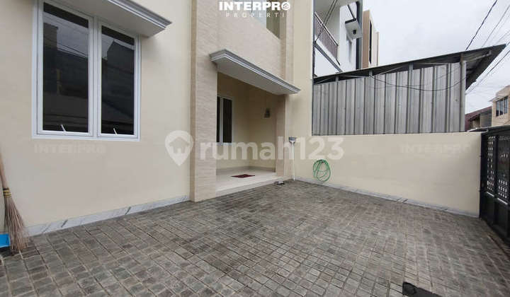 Rumah Brand New Dijual Taman Ratu Hadap Selatan - LT 122M2 2