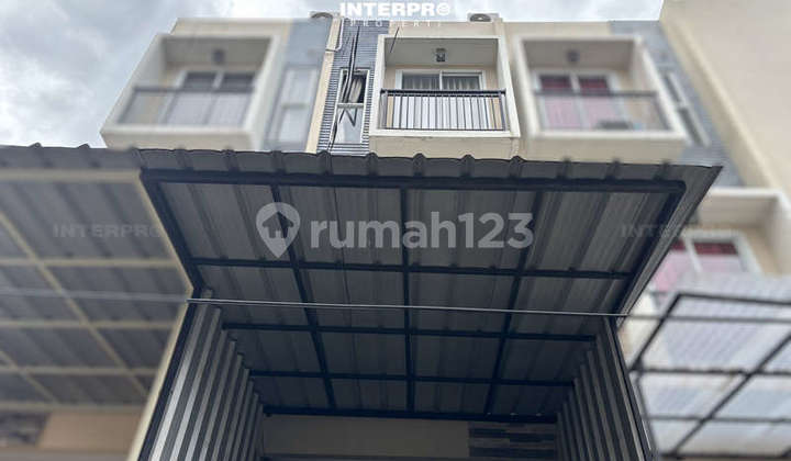 Rumah Siap Huni 3 Lantai Dijual Duri Kepa Semi Furnished - 39M2