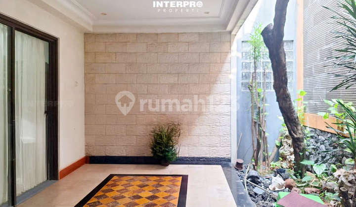 Rumah 2 Lantai Dijual Taman Ratu Akses Jalanan Lebar - 267m2 2