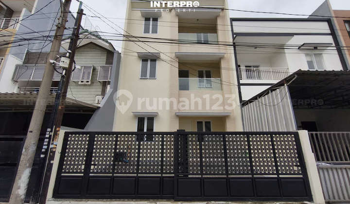 Rumah Brand New Dijual Taman Ratu Hadap Selatan - LT 122M2