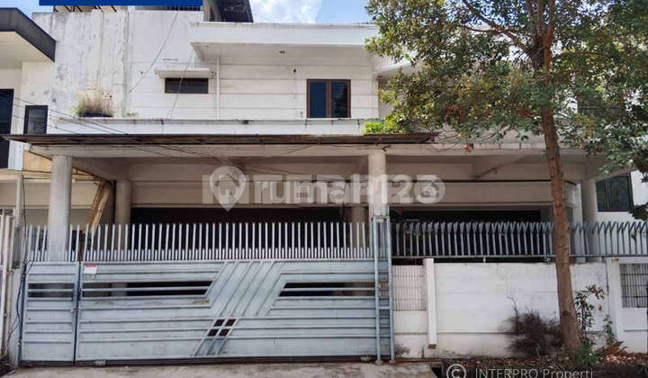 Rumah Hook Dijual Taman Ratu - LT 423m2 Lokasi Strategis