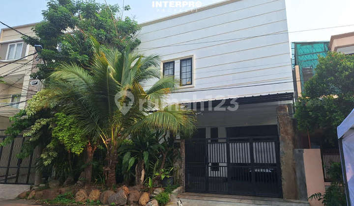 Rumah 2 Lantai Dijual Taman Ratu Akses Jalanan Lebar - 267m2