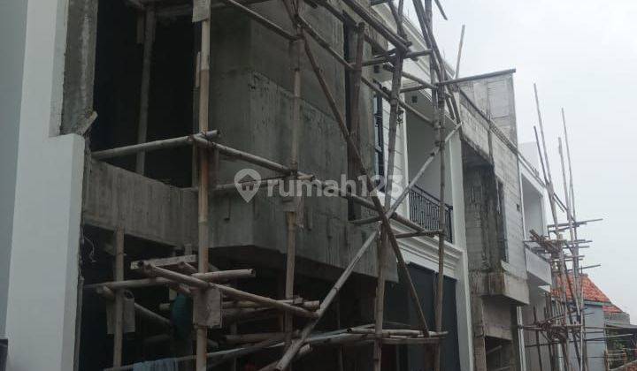 Rumah Baru Di Jatipadang Pasar Minggu
jakarta Selatan

kolam Renang Pribadi 2