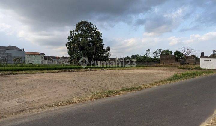 Tanah Yogyakarta Tepi Jalan Aspal Dekat Candi Prambanan