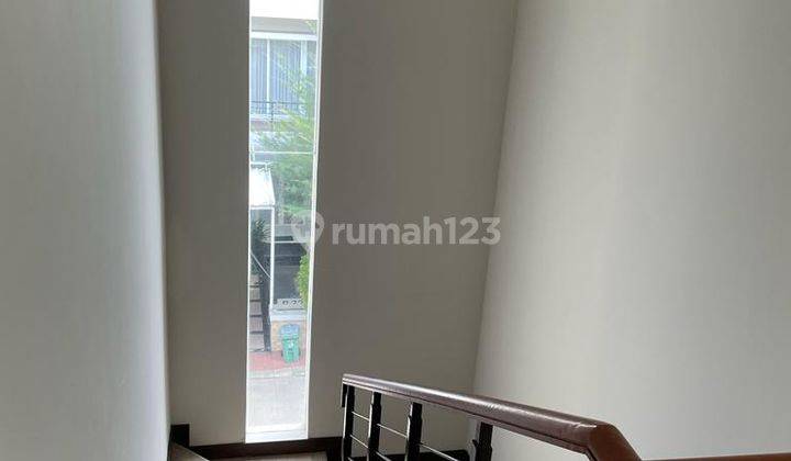 Rumah 3 lantai Bagus dengan Jalan Lebar 2