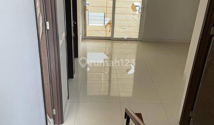 Rumah 3 lantai Bagus dengan Jalan Lebar 9