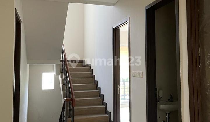 Rumah 3 lantai Bagus dengan Jalan Lebar 11