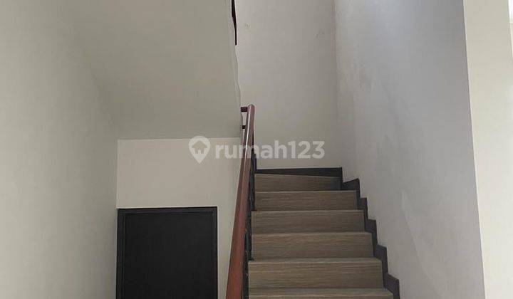 Rumah 3 lantai Bagus dengan Jalan Lebar 15