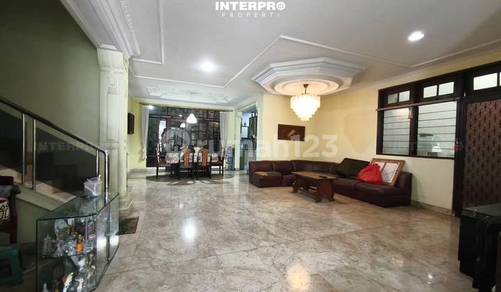 Rumah 2 Lantai Dijual Taman Ratu Hadap Barat - LT 200M2 2