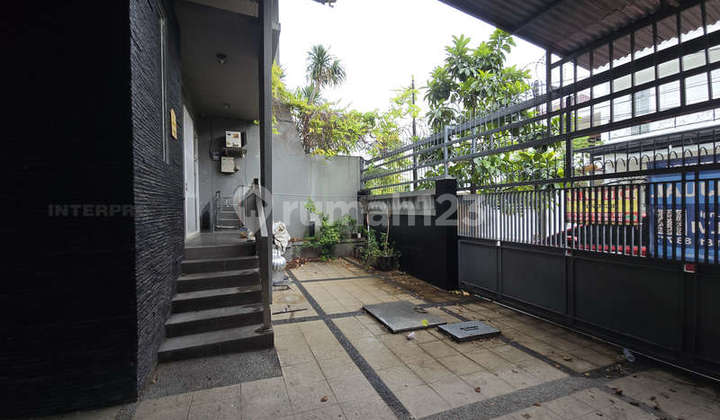 Rumah 2 Lantai Dijual Taman Ratu Hadap Timur SHM - 200m2 2