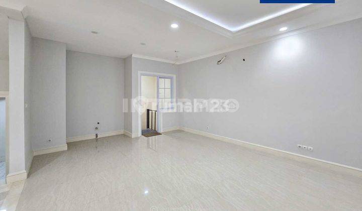 ruang keluarga rumah 3 lantai brand new