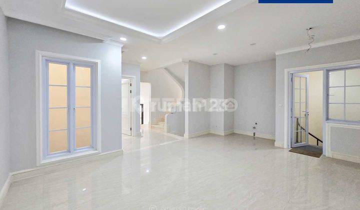ruang keluarga rumah 3 lantai brand new