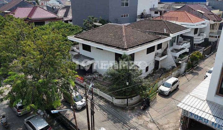 Rumah Hook Dijual Hitung Tanah Taman Ratu Lt 340m2 Jalan Lebar 2