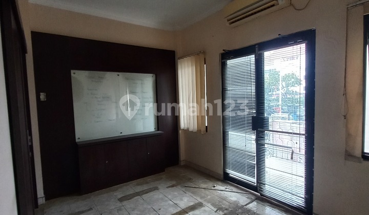 Strategic 4-Storey Shop House Suitable for Business 2