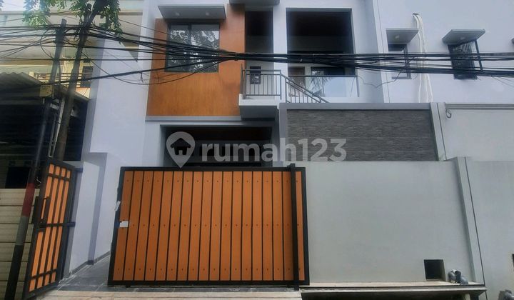 Rumah Minimalis 4 Lantai di Kelapa Gading Rumah Minimalis 4 Lantai di Kelapa Gading