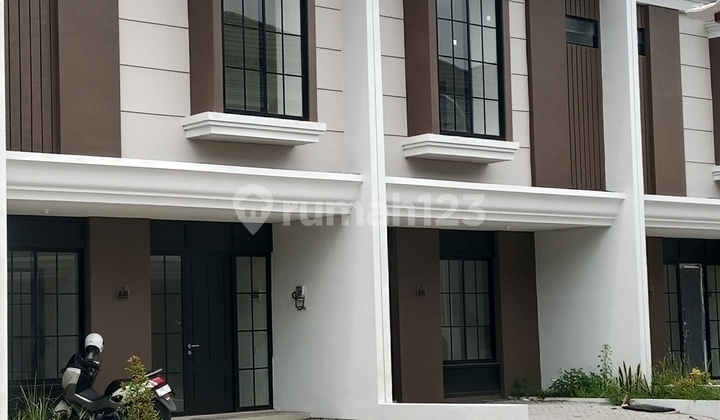 Regency One House (East Point) 2 Floors, East Surabaya. A step away from Pakuwon City. Awesome Pool.