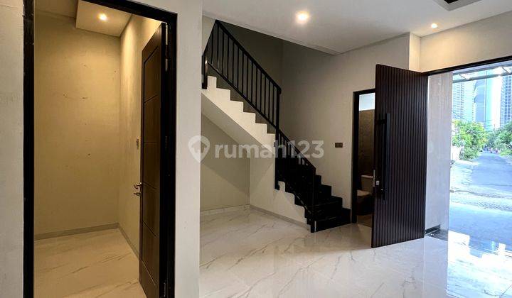 Rumah 3 Lantai SHM di Raya Dukuh Kupang Timur, Surabaya 2