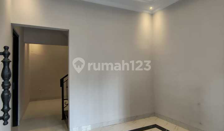Dijual Rumah Mewah Tiga Lantai Rooftop Siap Huni di Jagakarsa 2