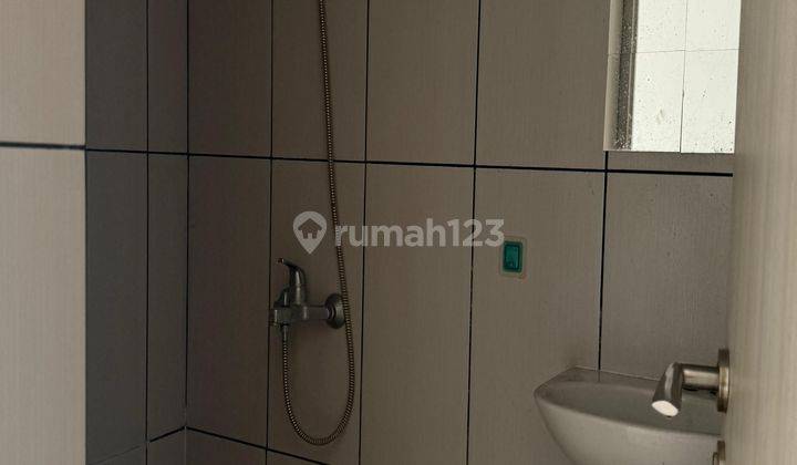 kamar mandi apartemen grand kamala lagoon emerald