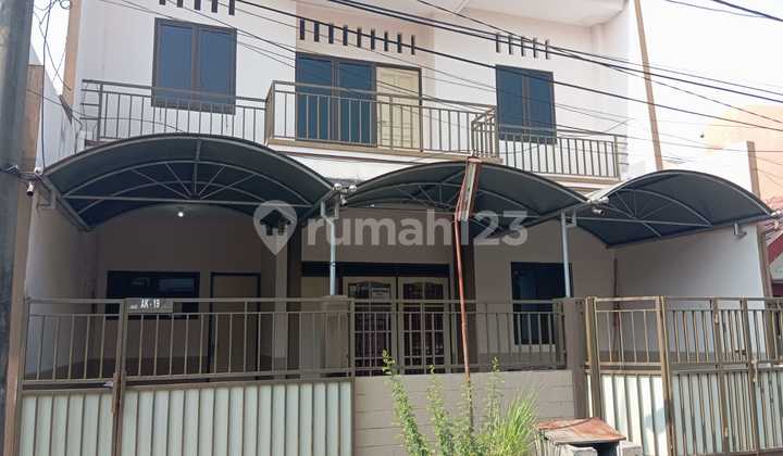 For Rent: Well-Maintained Semolowaru House, Ready to Occupy, Strategic Campus Area Location.