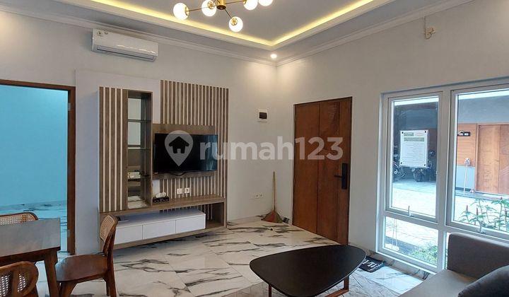 ruang tamu rumah modern jagakarsa jaksel dekat