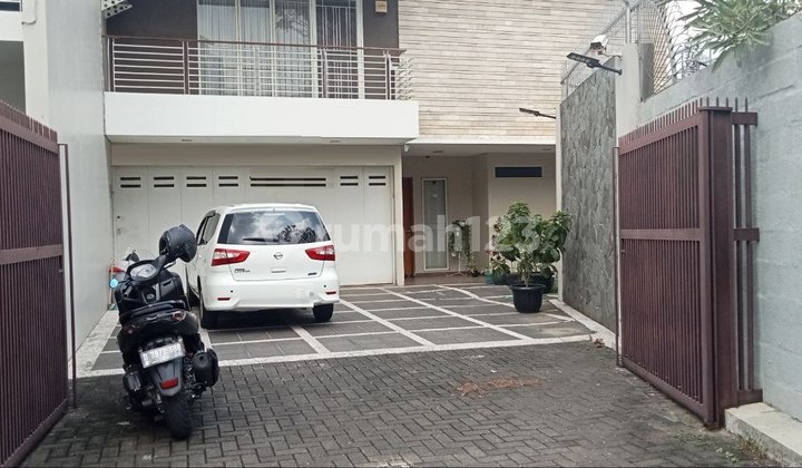 Rumah Modern Siap Huni Ada Taman Belakang Dalam Cluster Setrasari
