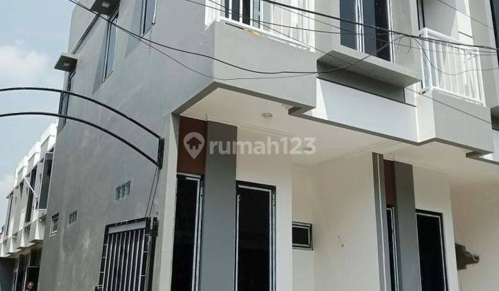 Rumah kecil 2 lantai, bangunan kokoh design Minimalis. Strategis di pusat kota Jakarta, Serdang, Kemayoran. Bebas banjir!  1
