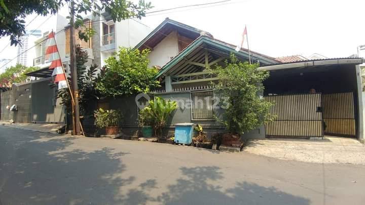 Rumah nyaman dekat senayan dan pondok indah  1