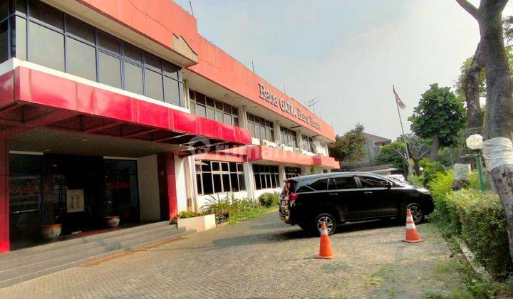 Gedung 3 lantai di pinggir jalan kalibata timur 1