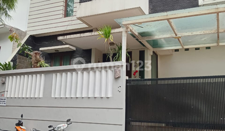 For rent.house.in.Kemang.can.be.used.as.office.10.rooms.
