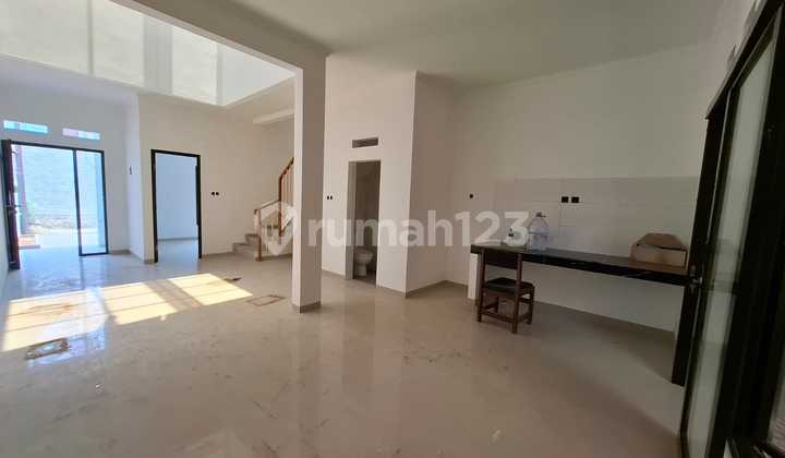 Minimalist 2-Story House Near Toll Road 2