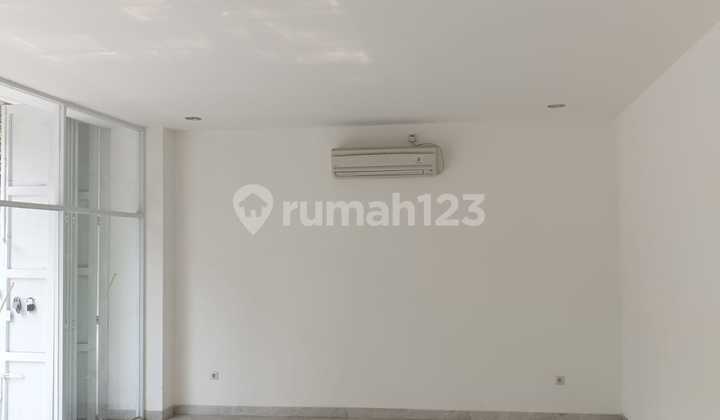 Ruang Usaha Disewa Terawat Cocok Untuk Kantor di Sayap Riau