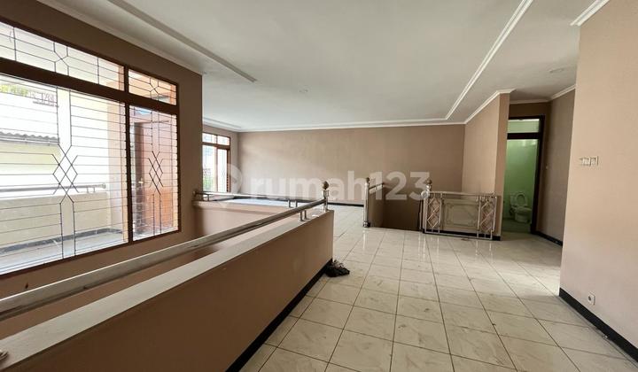 Disewakan Rumah Luas Nyaman Terawat Siap Huni di Batununggal