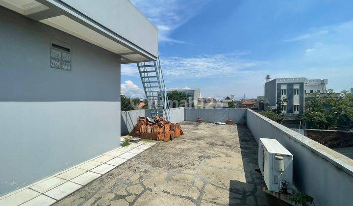 Dijual Ruko 3 Lantai Terawat Siap Usaha di Mainroad Jamika 2