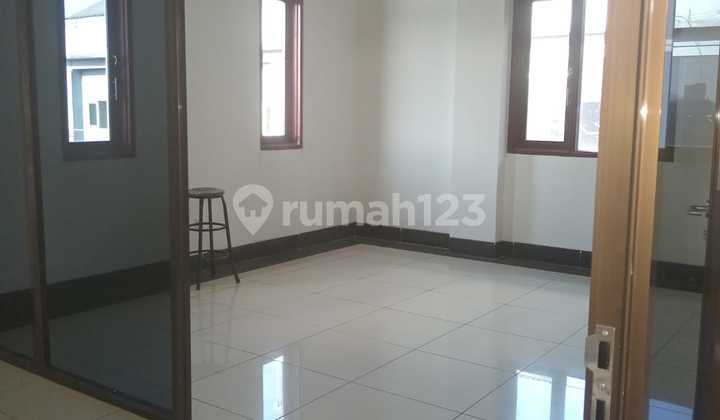 Disewa Ruko 3 Lantai Siap Pakai Strategis Mainroad Soekarno Hatta