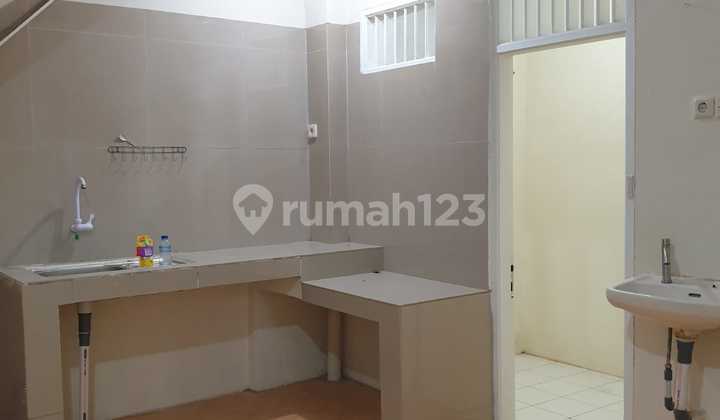 Rumah Rapih dan Baru di Cat Ulang di Sektor 8A Gading Serpong