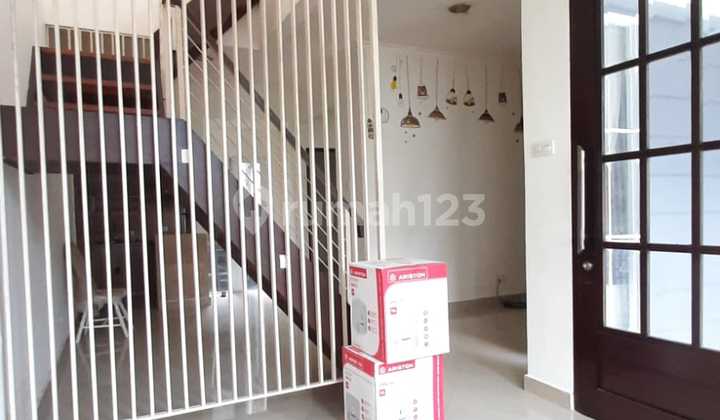 Industrial Rooftop House in Sector 9 Bintaro, South Tangerang