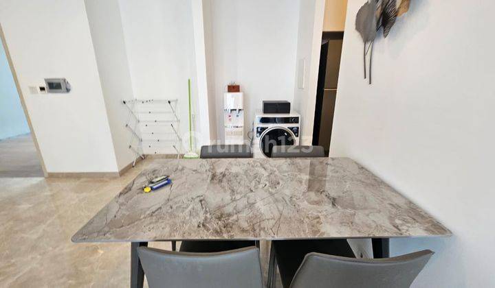 ruang makan disewakan izzara apartment 2br