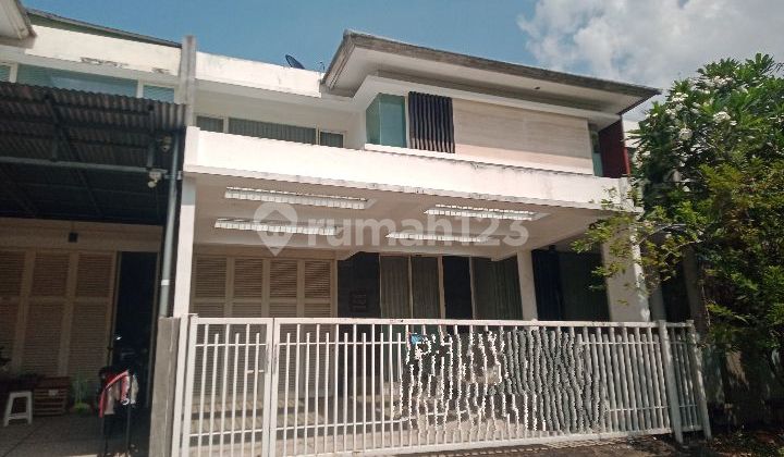 Ready-to-occupy house in a highly strategic and commercial location. 2