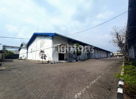 Warehouse Ready to Live In Flood-Free Near the Port Warehouse Ready to Live In Flood-Free Near the Port