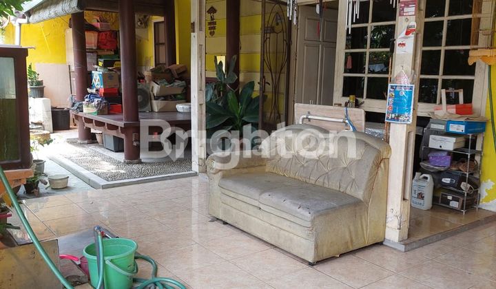 Ready-to-occupy house in a highly strategic and commercial location.