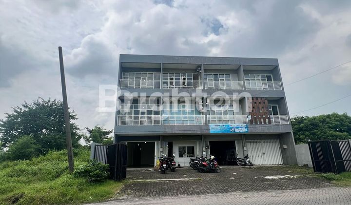 Shop house ready for business, highly strategic location.