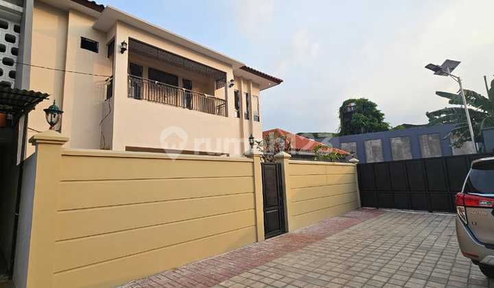 Quick Sale! Land Price Calculation. 2-Story House in Gandaria, South Jakarta 2