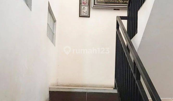 Rumah Hook 2 lantai lahan parkir luas di graha raya  2