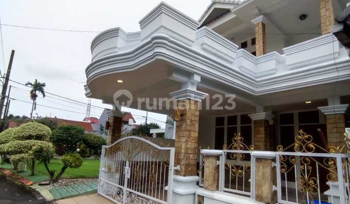 Rumah Cantik 2 Lantai Bonus Taman dan Carport Luas di Graha Raya 2