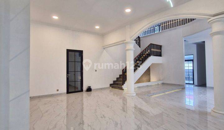 Rumah Mewah Modern 3 Lantai Dengan Rooftop Dan Hall Room Di Jalan Boulevard Tomang 2