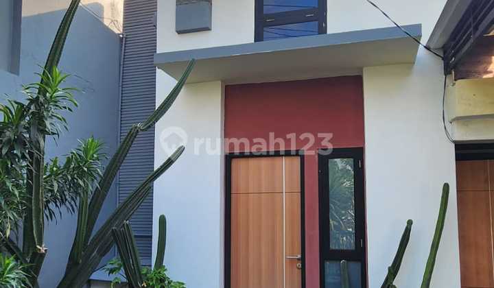 Jual Cepat! Rumah Cantik 2 Lantai Lokasi Strategis Dijalan Utama  2