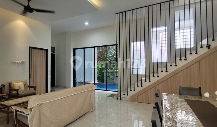 Rumah Modern 3,5 Lt dengan Kolam Renang di Mahagoni Park Sektor 9 2