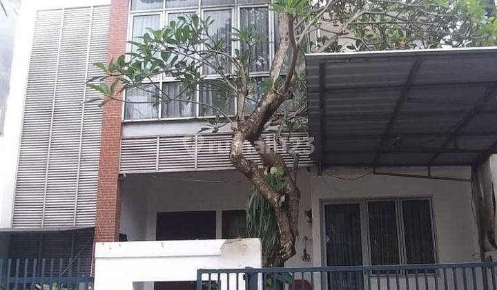 Rumah Hoek 2 Lantai Dengan Taman Luas Di Bintaro Sektor 9 2