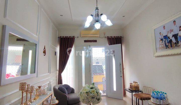 Rumah Cantik Full Furnished 2,5 Lantai Di Graha Raya 1